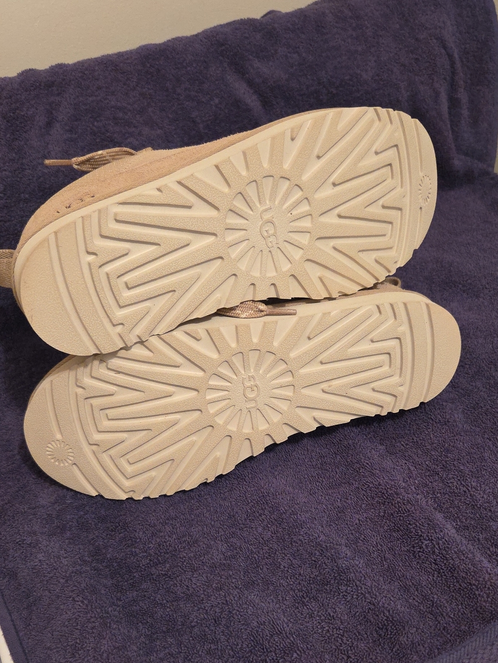 Ugg - Picture 4 of 4